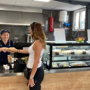 Ενδυνάμωση της Συνεργασίας Της Newrest Με Την Coca-Cola Τρία Έψιλον